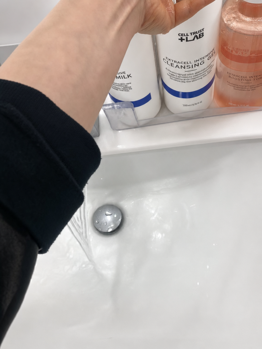 Cleansing before ONDA lifting face treatment at DR.BAQUO Seoul