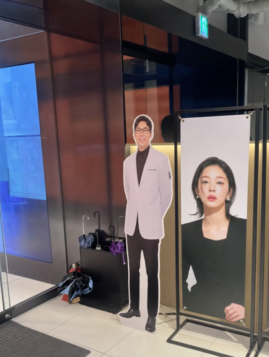 DR.BAQUO ONDA lifting face clinic entrance with doctor standee and equipment banners
